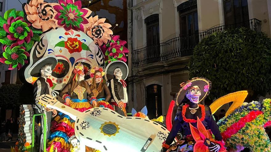 La carroza de la Falla Cambro, con sus máximos representantes sobre ella.