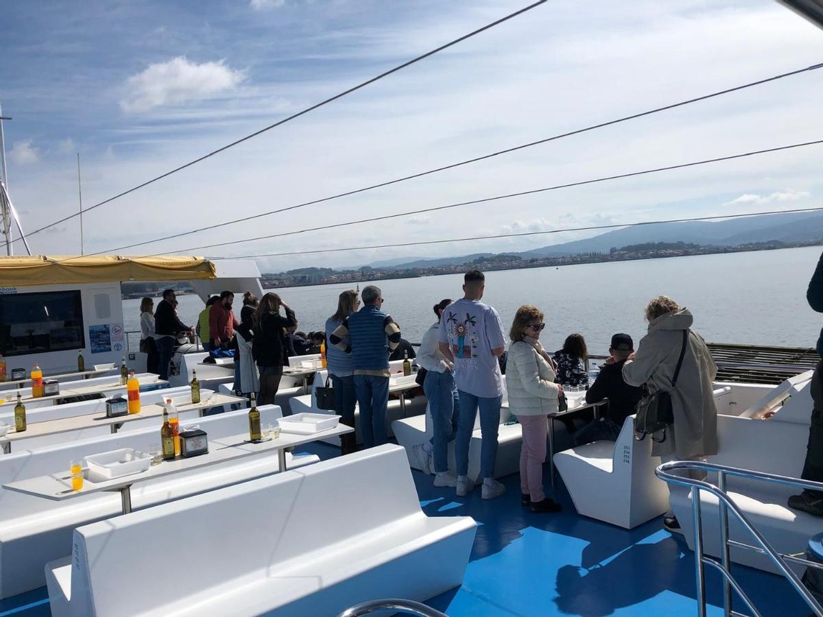 La Ruta del Mejillón en uno de los catamaranes de Cruceros do Ulla Turimares.