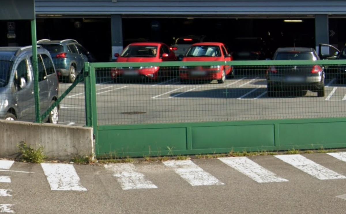 La pareja estaba manteniendo relaciones sexuales en el parquin.