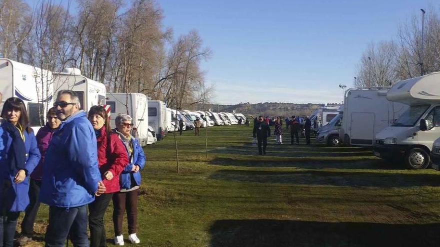 75 autocaravanas aparcadas en la pradera de Venialbo durante la concentración de la asociación Acyla.