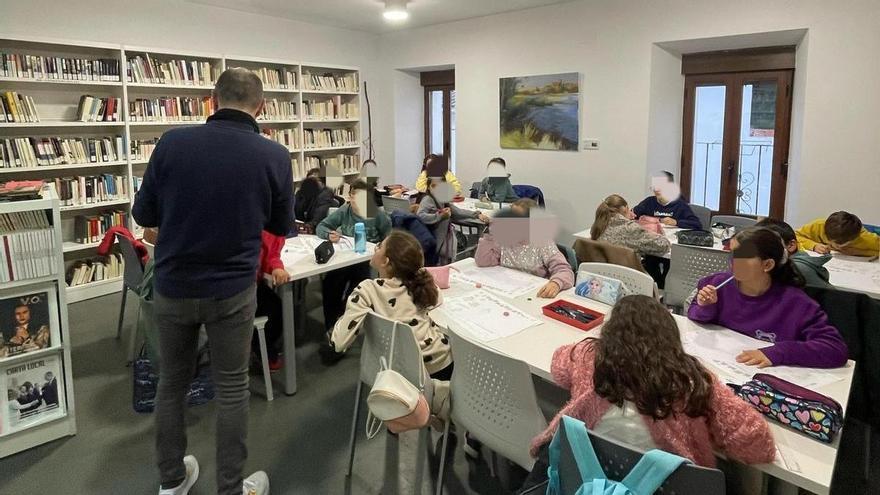 La Biblioteca Municipal de Coria fomenta la lectura a través de la creatividad, juego e imaginación