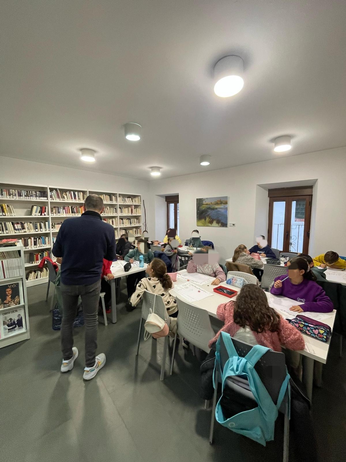 'El Peneque', durante una actividad anterior en la biblioteca municipal.