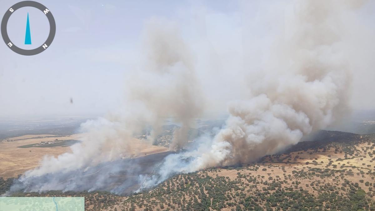 Incendio forestal en el paraje de Villalobillos de Almodóvar.