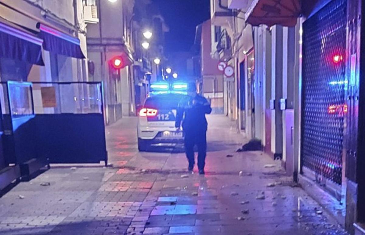 Un policía durante una intervención nocturna en la calle Sancti Spíritus.