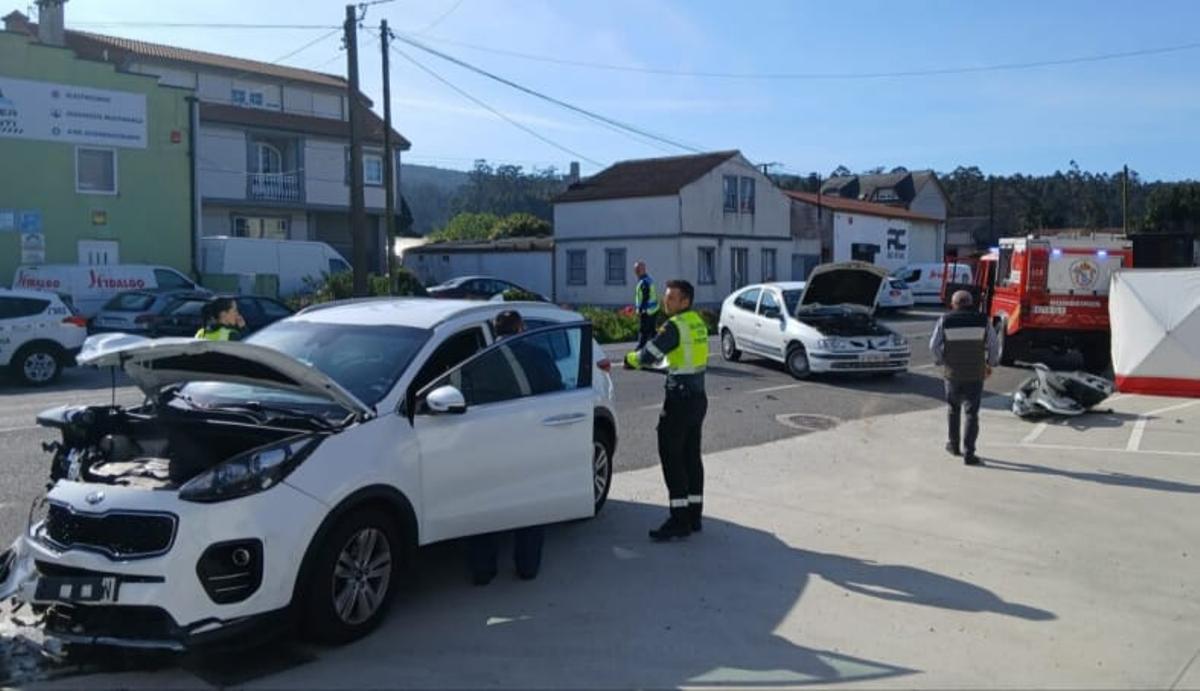 Vehículos implicados en el accidente ocurrido en Cee.