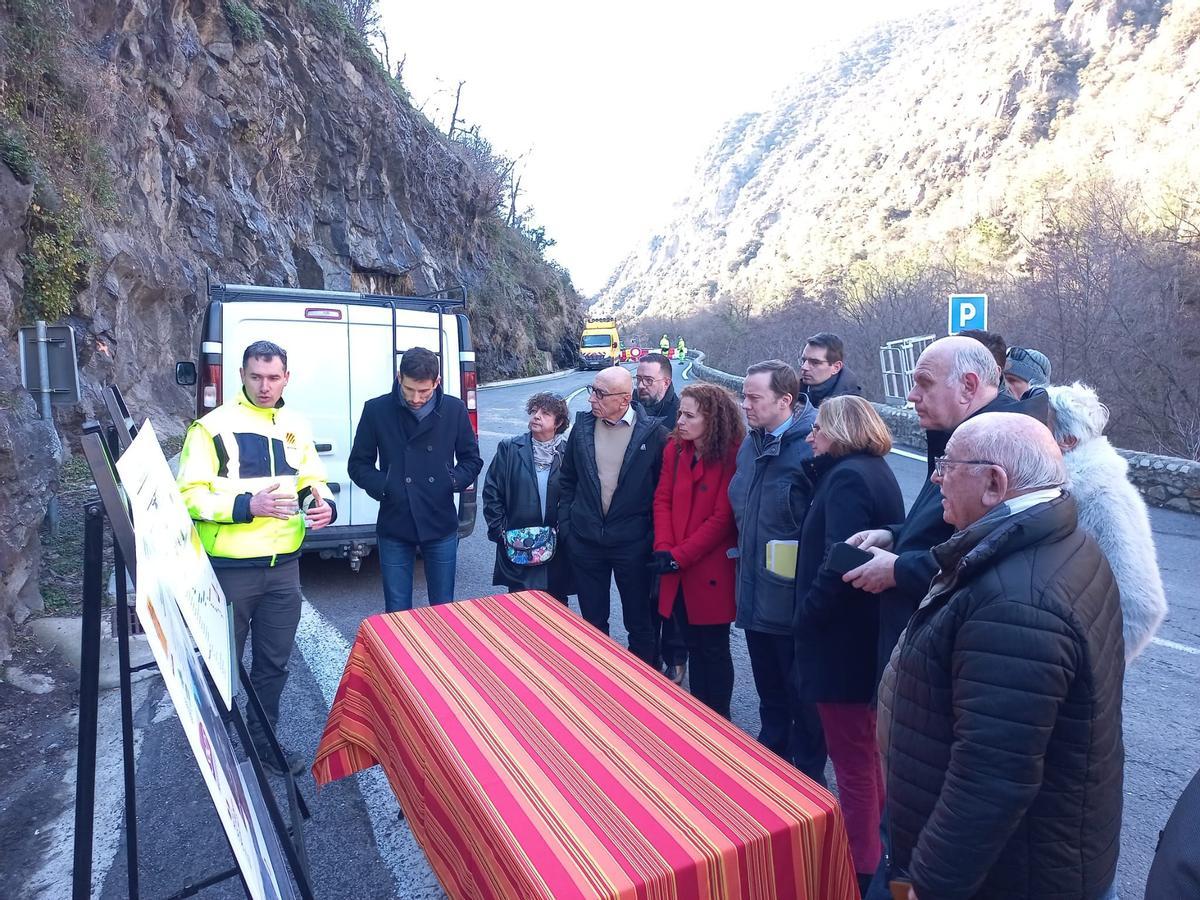 El prefet explica les obres als electes francesos a peu de carretera