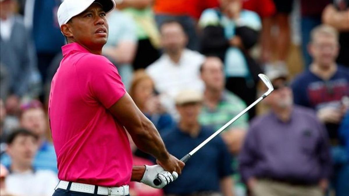 Tiger Woods, rodeado de aficionados en Phoenix