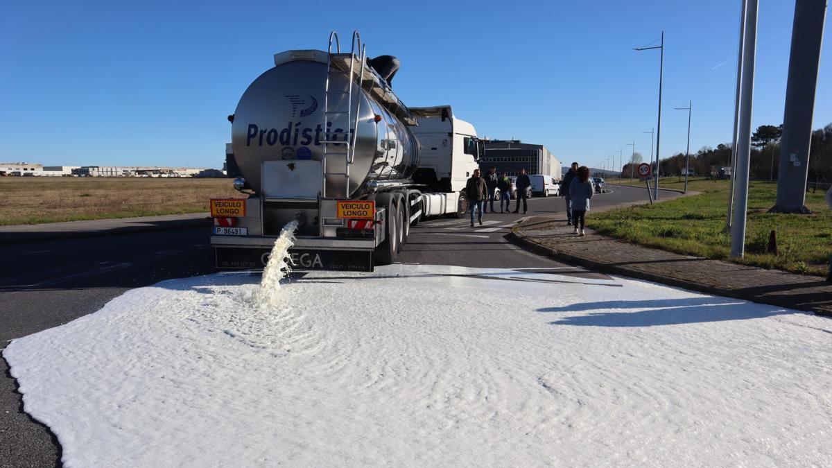 Ganaderos gallegos vierten 15.000 litros de leche portuguesa