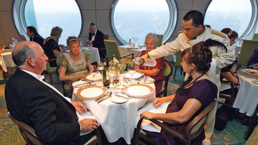 Pasajeros a bordo del Titanic Memorial, durante la cena de ayer en mitad del Océano Atlántico