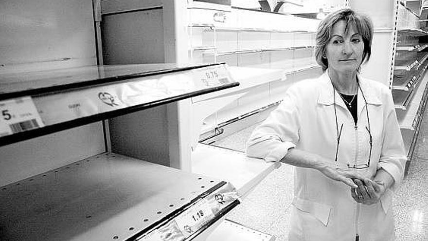 Mari Carmen Ruesgas, ayer, en la tienda de Somió, la única de Supermercados Oblanca que permanece abierta.