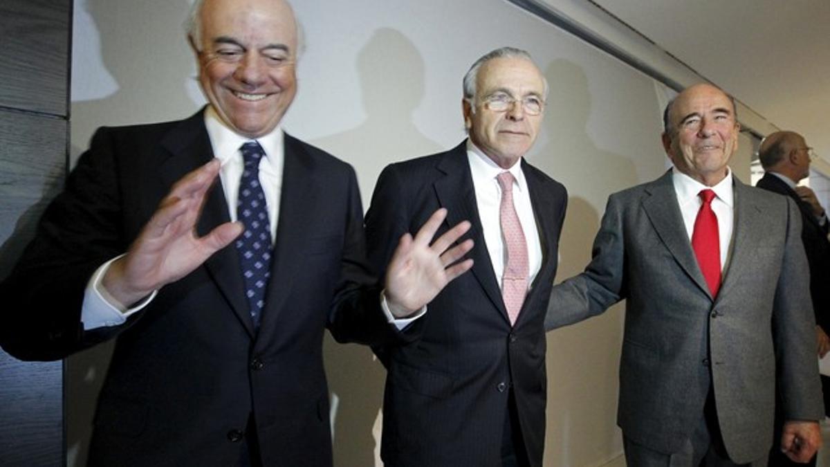 De izquierda a derecha, Francisco González, Isidre Fainé y Emilio Botín, en un acto empresarial, en febrero del 2011 en Madrid.