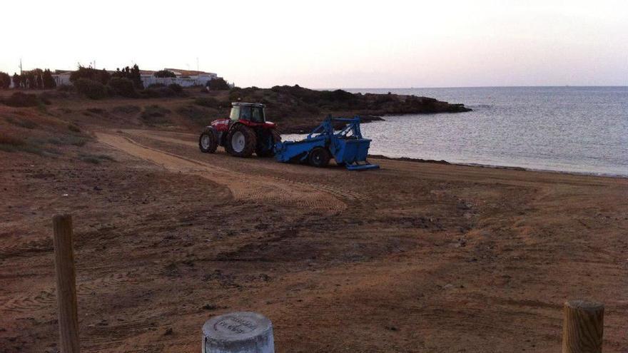 Maquinaria pesada retira los arribazones de las playas de Cabo de Palos.