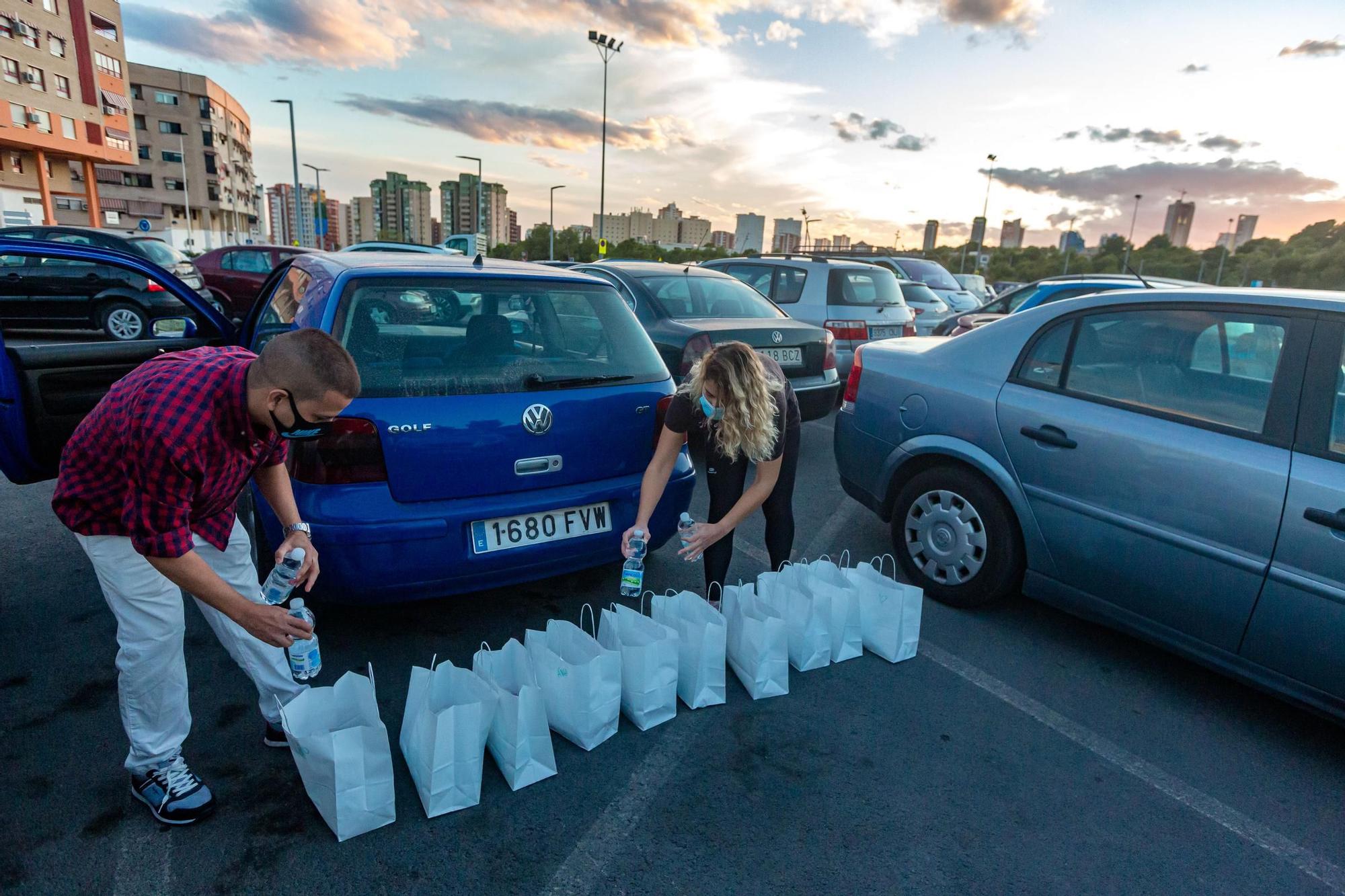 Galería: Una familia de Benidorm recorre las calles atendiendo a las personas sin techo para entregarles kits sanitarios