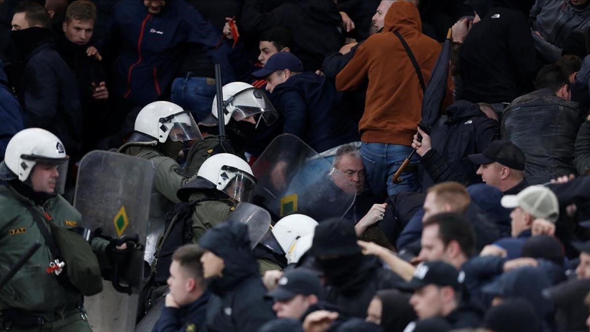 La policía griega interviene en las gradas del estadio del AEK de Atenas tras los incidentes provocados por los ultras.