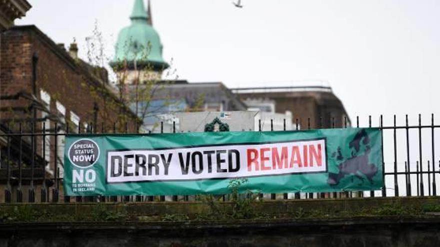 Pancarta a favor que el Regne Unit continuï a la UE a la ciutat de Derry.