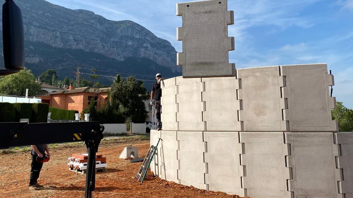 El muntatge de les peces de formigó armat del depòsit d’extinció d’incendis