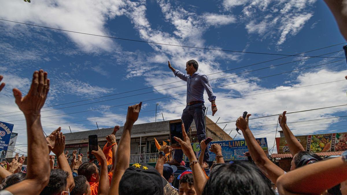 El líder opositor venezolano Juan Guaidó saluda a sus seguidores durante una concentración opositora en Maracaibo, estado Zulia (Venezuela) en junio de 2022.