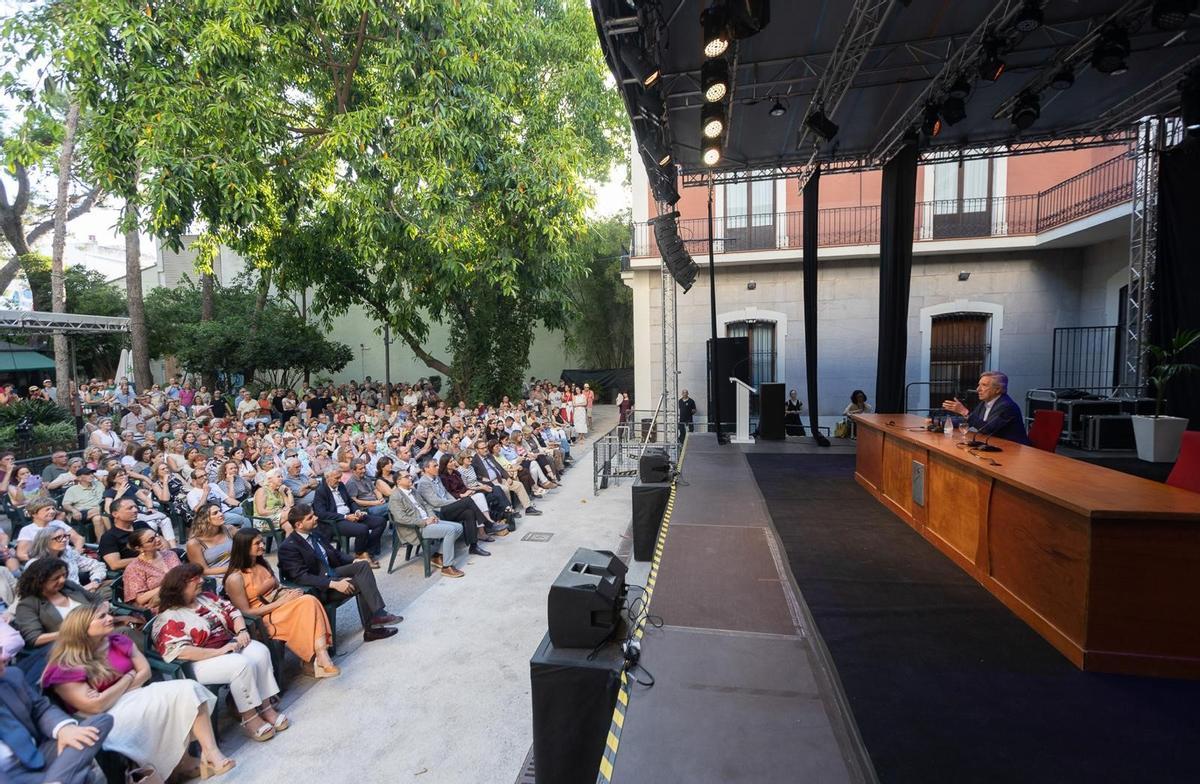 La conferencia abarrotó el jardín de la Casa de la Cultura.