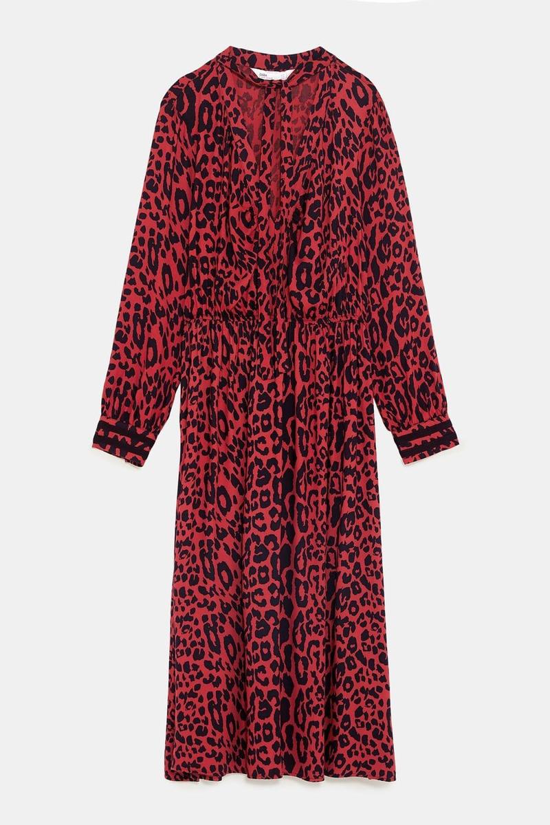 Vestido de estampado animal de Zara. (Precio: 39, 95 euros. Precio rebajado: 25, 99 euros)