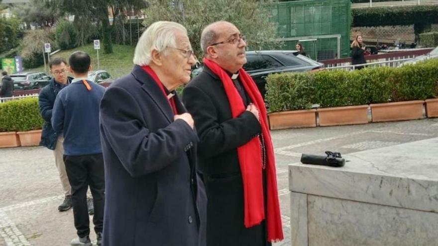 El Padre Ángel (izquierda) y el padre Carlos de Jordania, ayer, en Roma. | MENSAJEROS DE LA PAZ