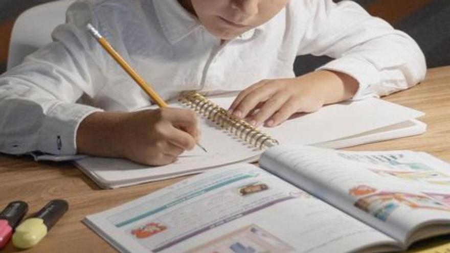 Un niño escribiendo. | T. M./ Pexels