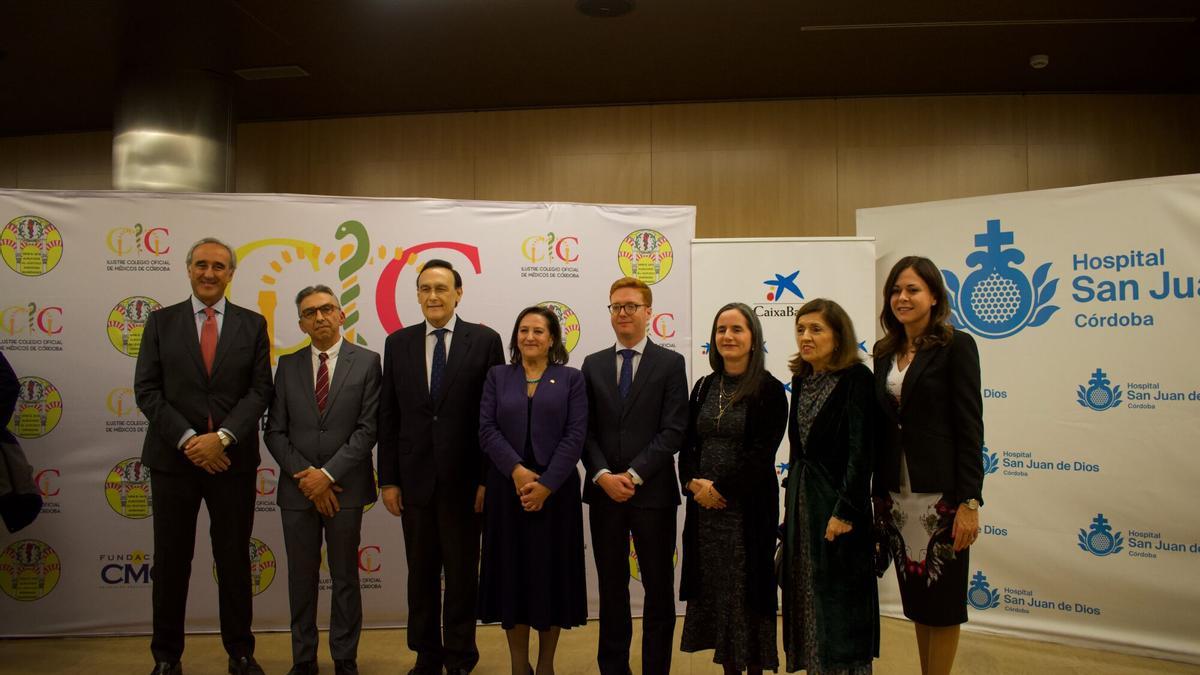 Los tres doctores premiados, Almudena Alonso, José López Miranda y Rafael González Manzanares, junto a las autoridades.