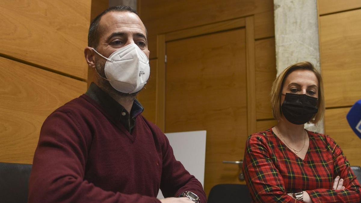 Ángel García y Susana Madera, ayer, dando cuenta de la decisión de la Audiencia Nacional.