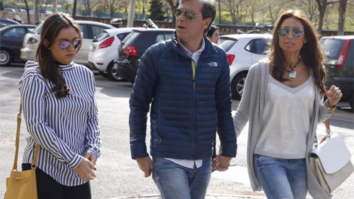 Paco González, con su mujer e hija