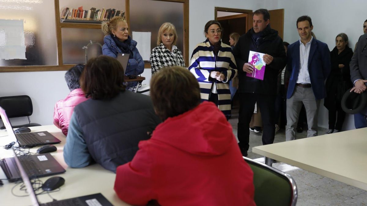 Autoridades saludan a los alumnos que reciben formación en el centro de Manganeses