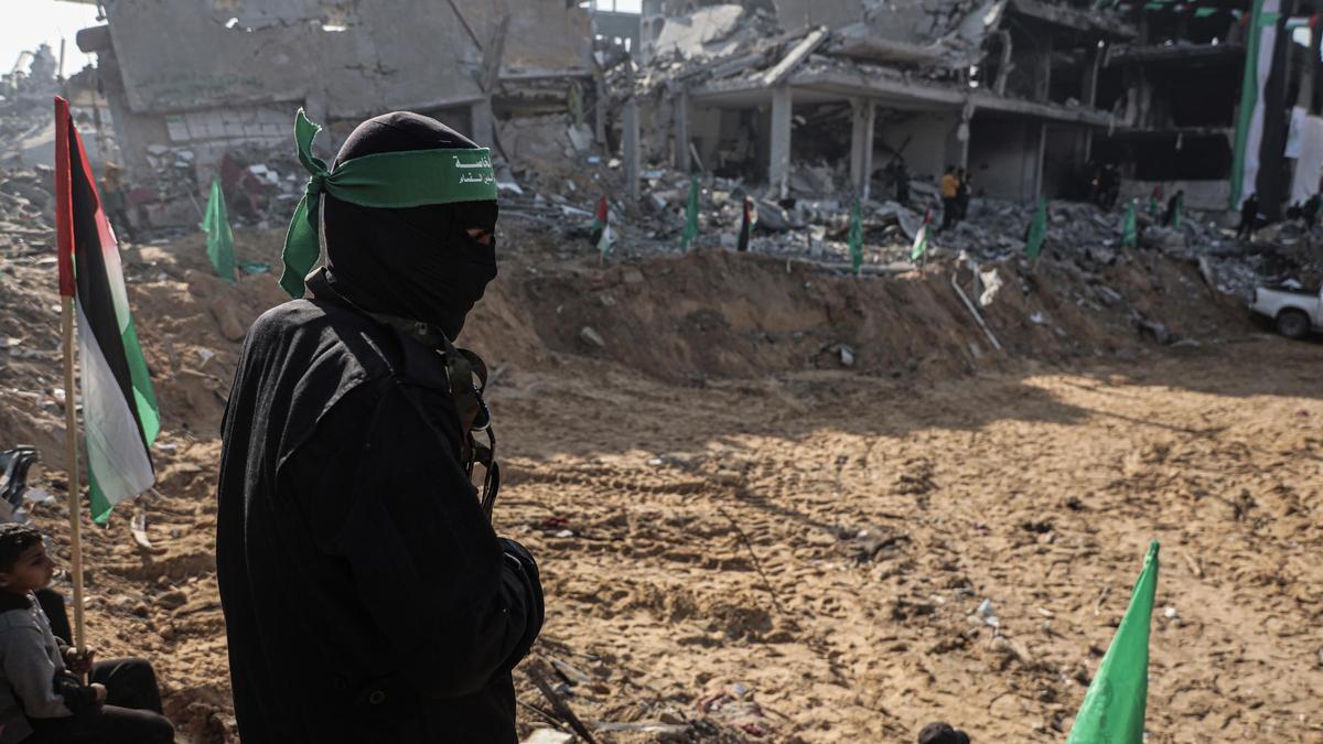 Archivo - Un miembro de Hamás en la Franja de Gaza