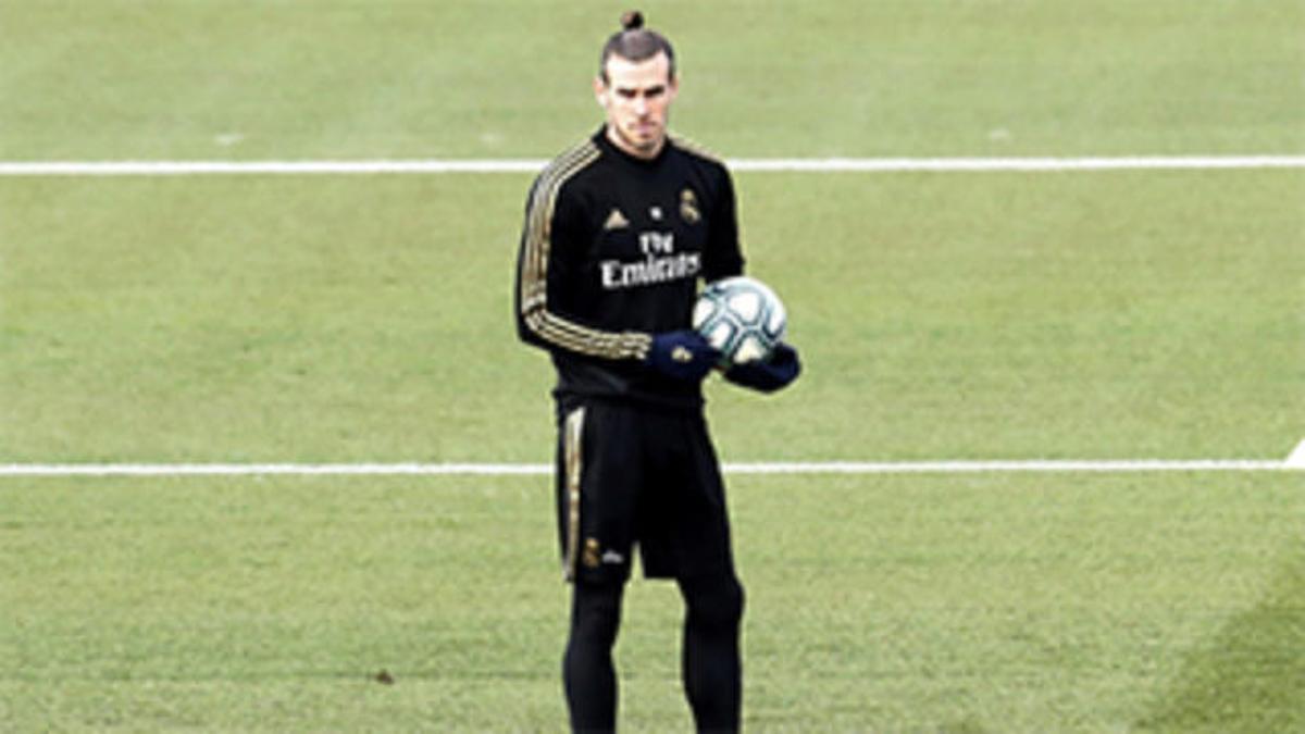 Bale la vuelve a liar: En el entreno bromea con jugar al golf