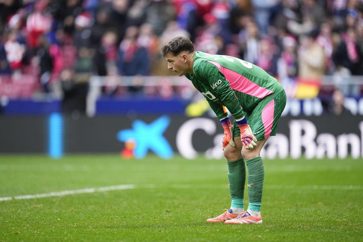 13/12/2025 Julen Agirrezabala of Valencia CF laments during the Spanish League, LaLiga EA Sports, football match played between Atletico de Madrid and Valencia CF at Riyadh Air Metropolitano Stadium on December 13, 2025, in Madrid, Spain. DEPORTES Oscar J. Barroso / AFP7 / Europa Press