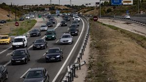 Archivo - Circulación moderada en la autovía del suroeste, A5, durante la operación salida por el puente de Todos los Santos, a 28 de octubre de 2022, en Madrid (España). La Dirección General de Tráfico (DGT) pone en marcha desde las 15.00 horas de hoy y