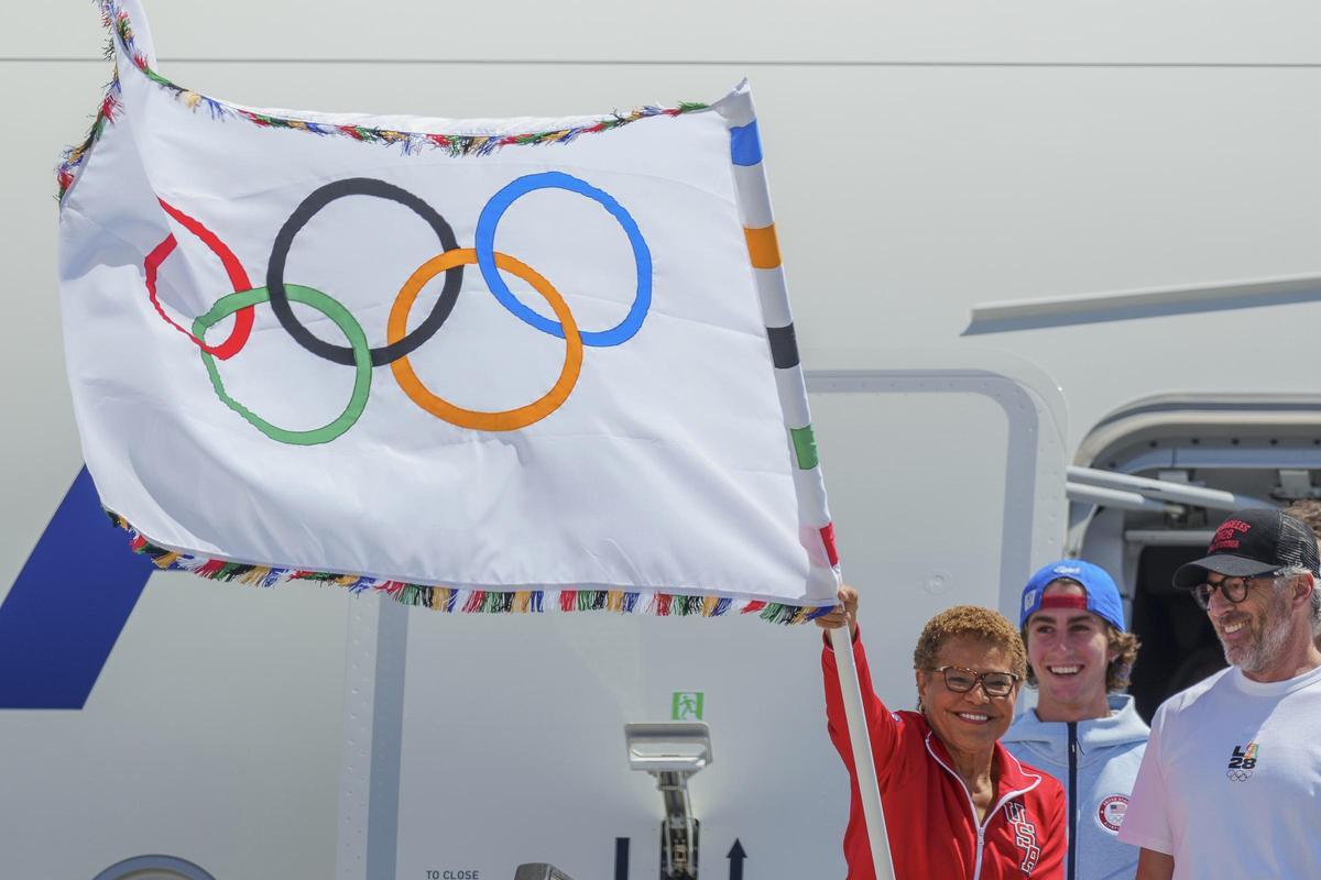 La bandera olímpica ya está en Los Ángeles, sede de los Juegos en 2028