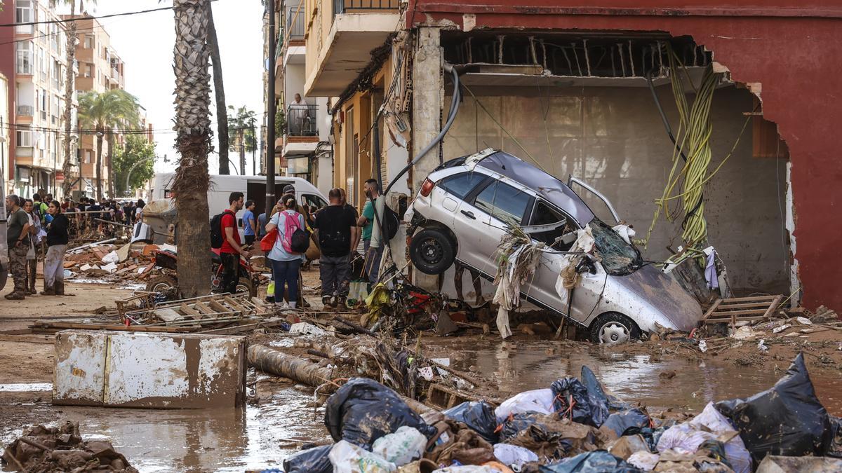 Varias personas limpian los estragos ocasionados por la DANA, a 1 de noviembre de 2024, en Paiporta, Valencia, Comunidad Valenciana (España).