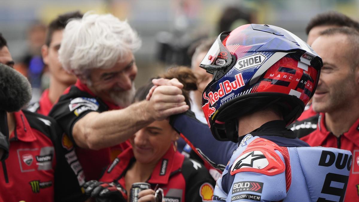 Marc Márquez es felicitado por Gigi Dall'Igna, gurú del equipo Ducati Corse.