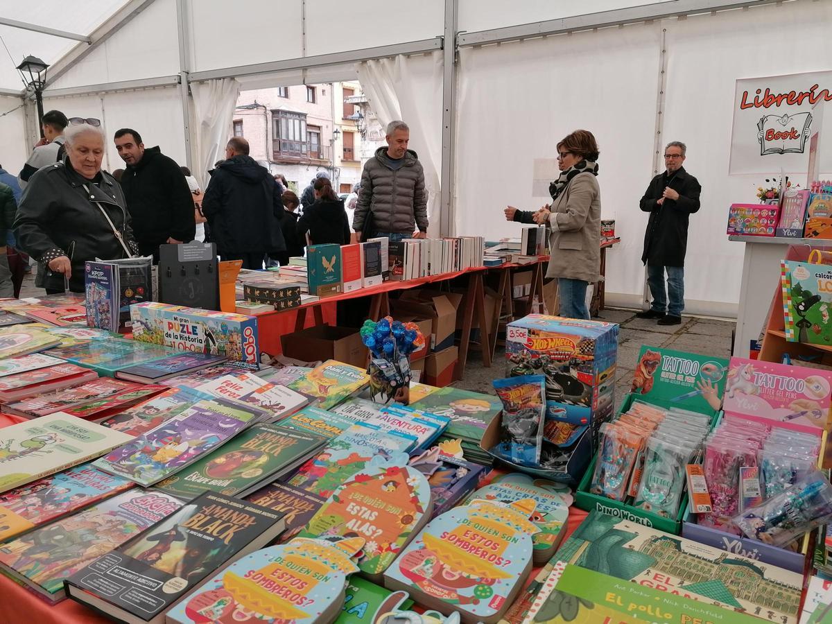 GALERÍA | Toro clausura la Feria del Libro
