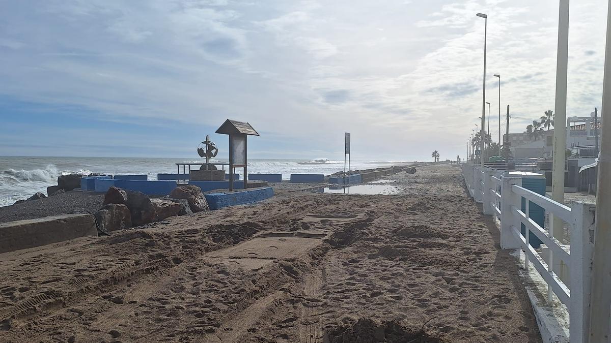 Aspecto de la playa de Almassora el día después del temporal 'Harry', que registró olas de 4 metros y causó importantes destrozos en el litoral.