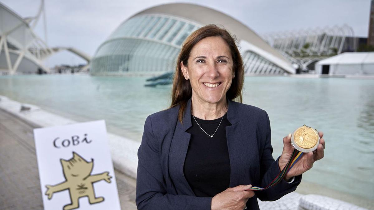 Almudena Muñoz posa en la Ciudad de las Artes y las Ciencias con la medalla de Barcelona. | JAVI FERRÁNDIZ