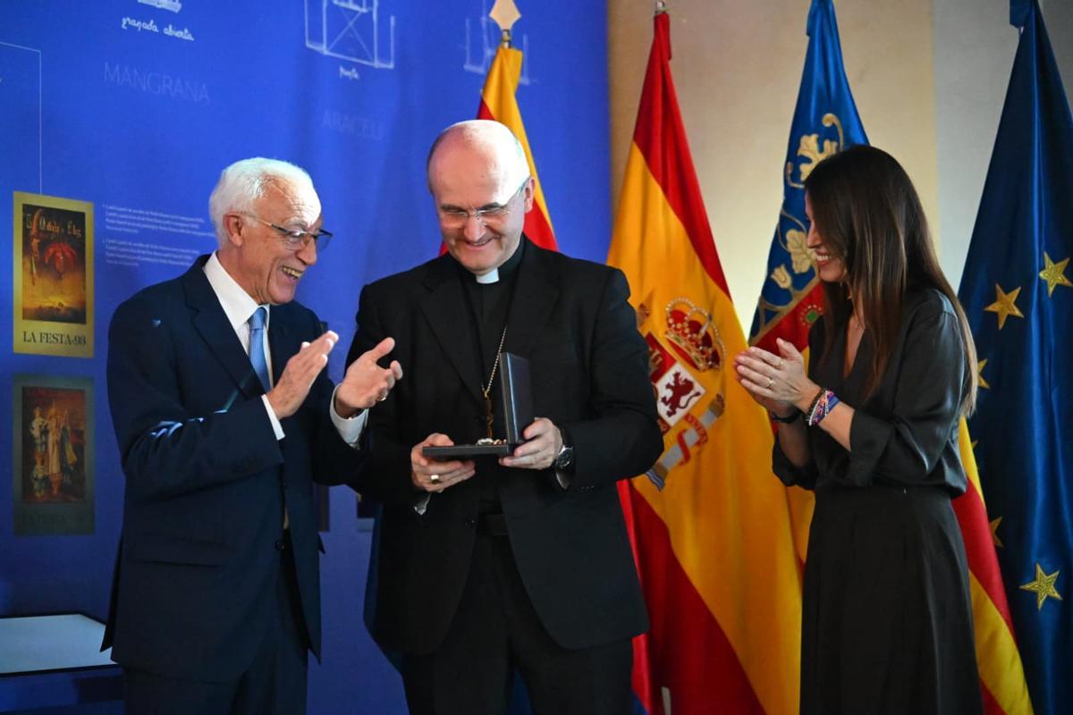 El Patronato nombró a la Virgen de la Asunción Protectora de Honor del Misteri d'Elx y entregó su medalla a la Patrona a través del obispo Munilla