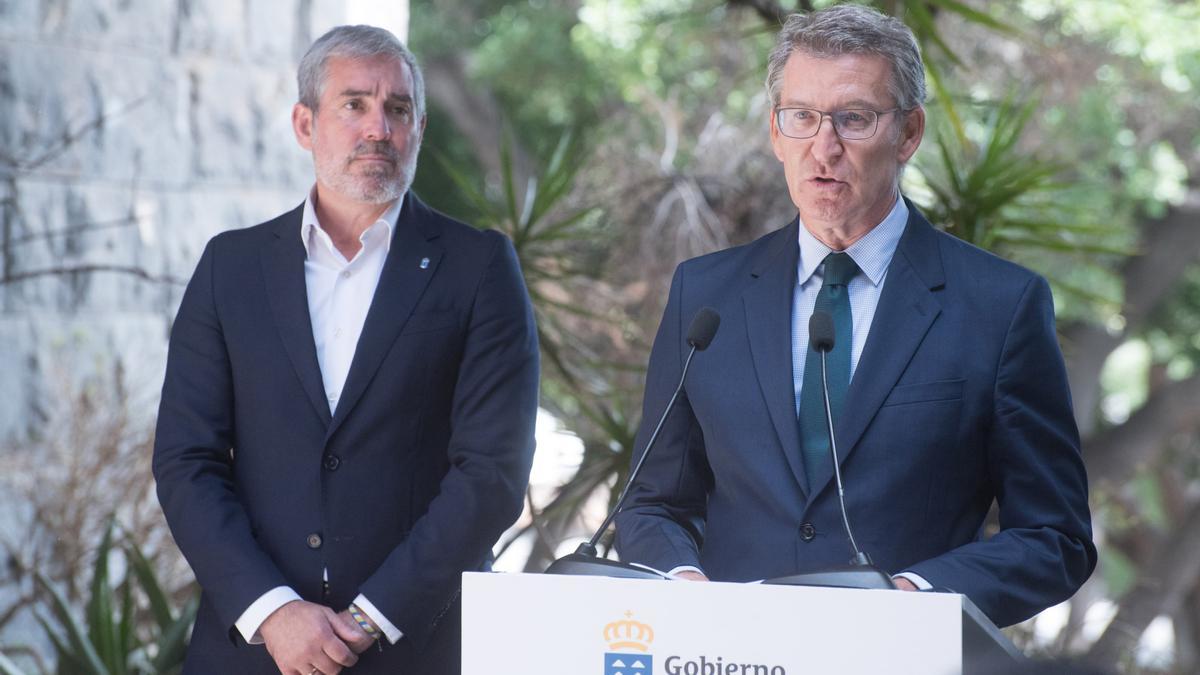 El líder de la oposición y presidente del PP, Alberto Núñez Feijóo (d);  y el presidente de Canarias, Fernando Clavijo (i), durante una rueda de prensa tras una reunión, en la sede de la Presidencia del Gobierno de Canarias, a 10 de septiembre de 2024, en