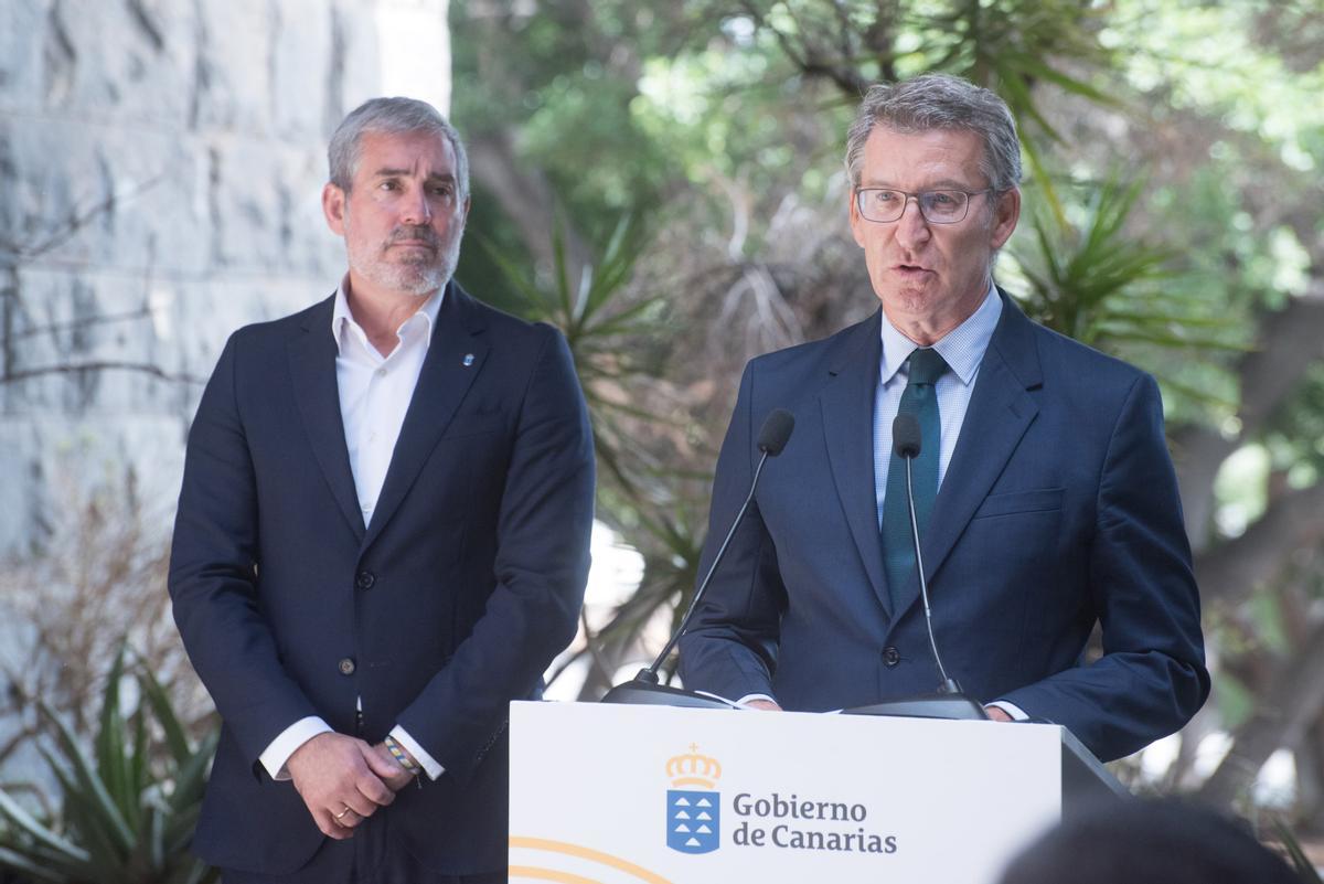 El líder de la oposición y presidente del PP, Alberto Núñez Feijóo (d); y el presidente de Canarias, Fernando Clavijo (i), durante una rueda de prensa tras una reunión, en la sede de la Presidencia del Gobierno de Canarias, a 10 de septiembre de 2024, en
