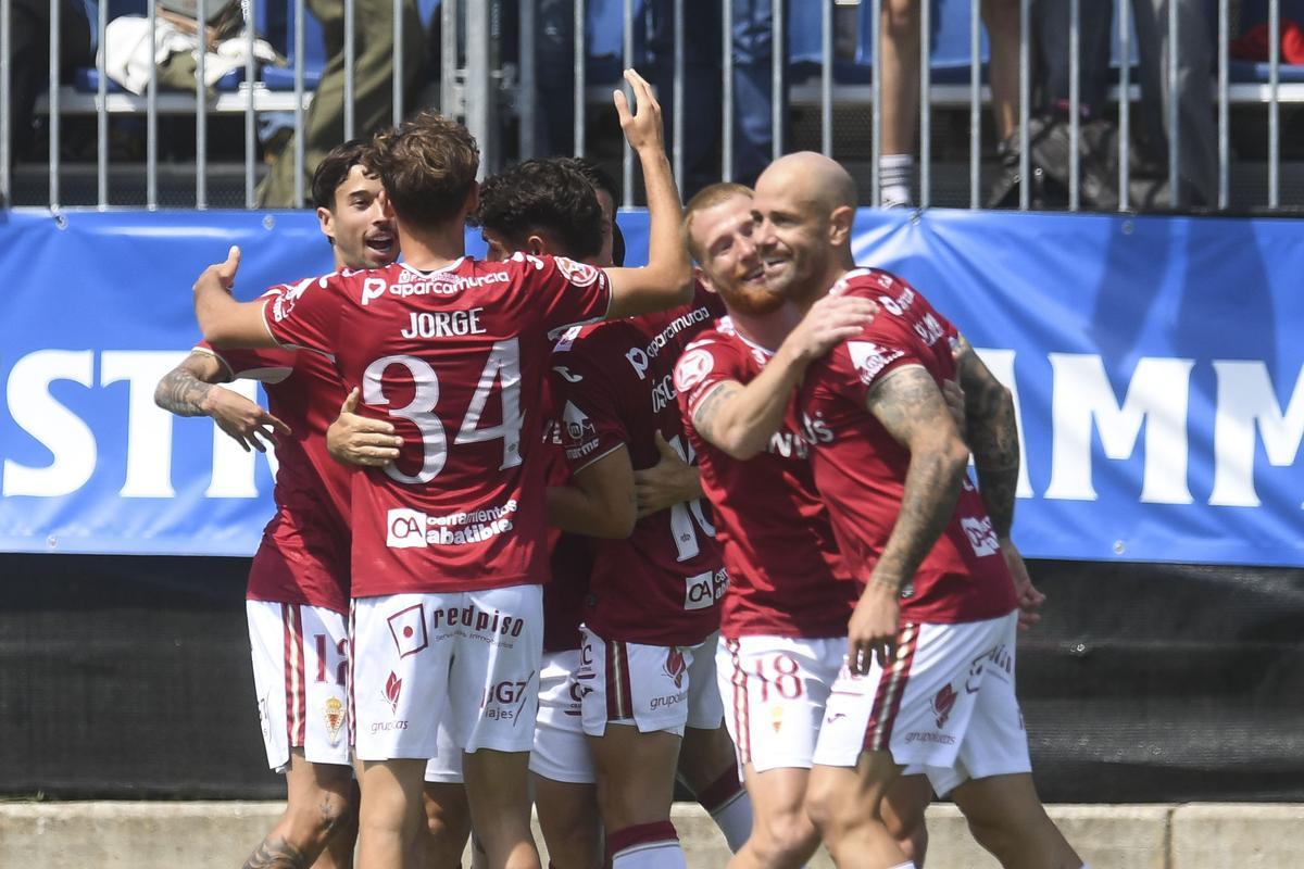El Real Murcia celebra su primer gol