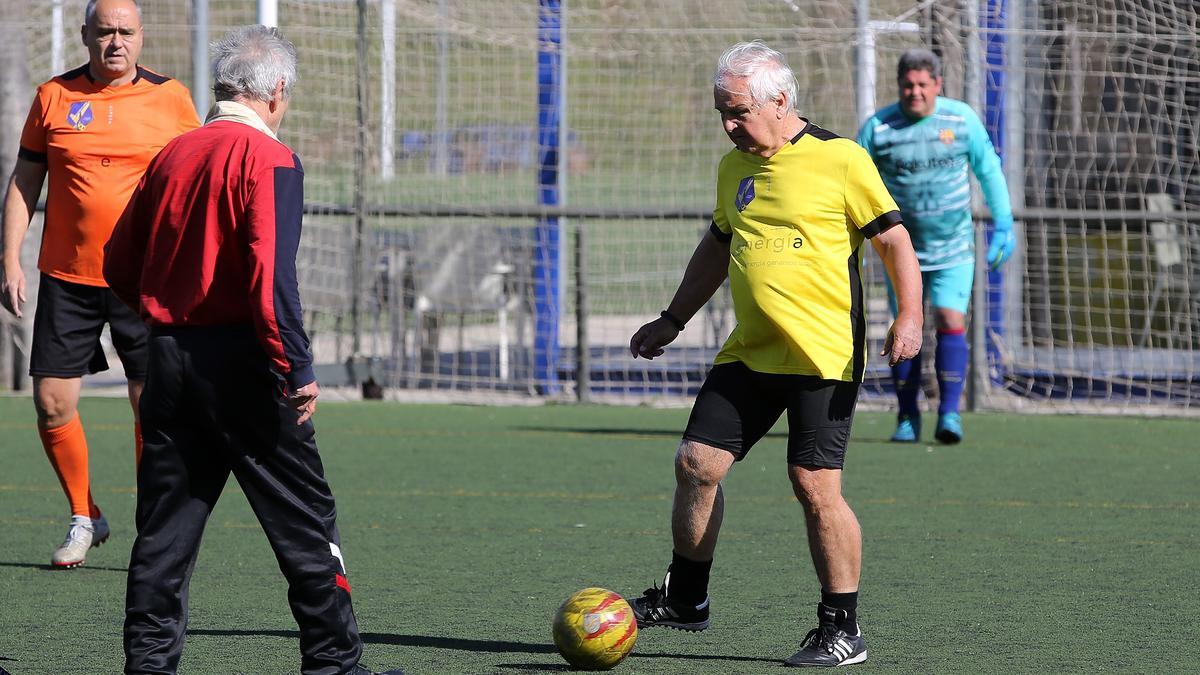 Laszi Kubala controla el balón en uno de los encuentros de wabol de la Teixonera.