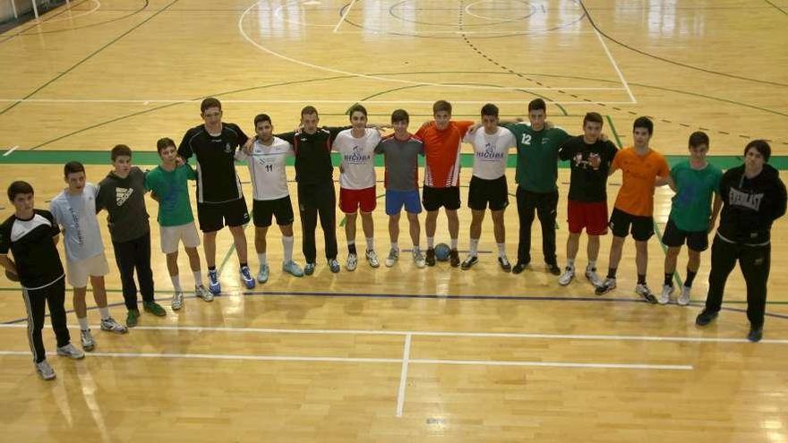 La plantilla del Clínica Deza celebró ayer en el Arena su último entrenamiento. // Bernabé/Gutier