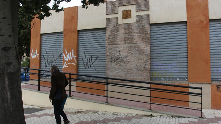 La rampa sube junto a la fachada del local comercial.