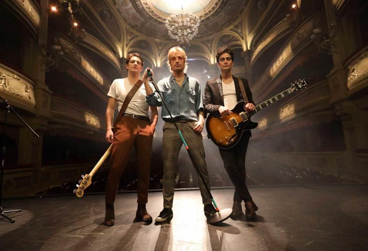 Jorge, Adri Roma y Juanín, ayer, en el teatro Palacio Valdés.
