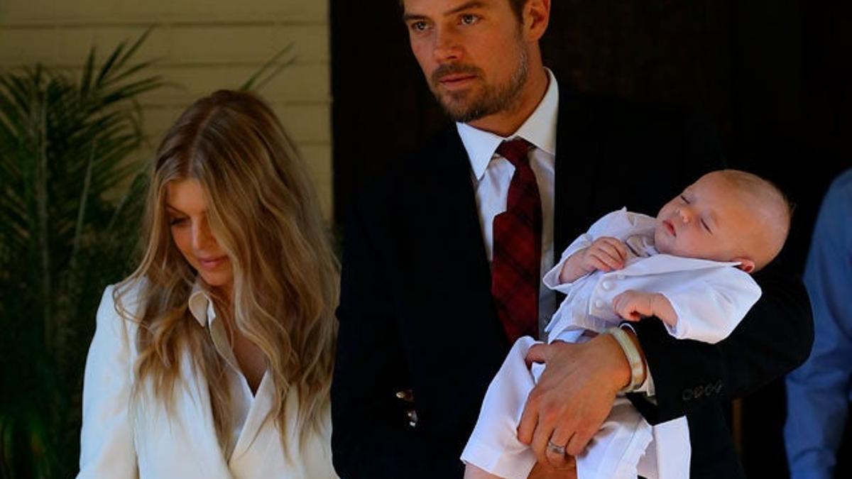 Fergie, Josh y Axl a la salida del bautizo