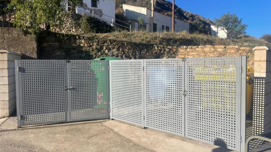 Esta actuación ha permitido ocultar los contenedores de residuos y mejorar la estética del entorno urbano. | SERVICIO ESPECIAL