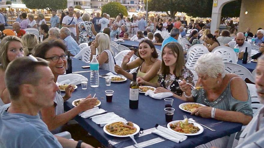 Concurrido ´sopar a la fresca´ en Cala Bona